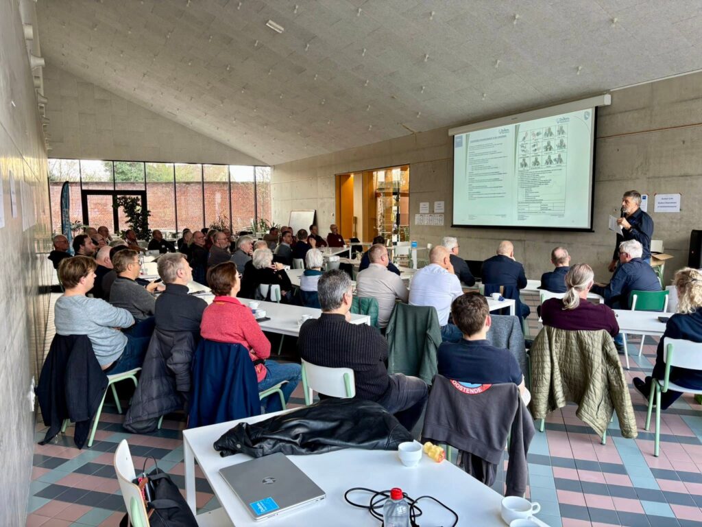 Instructeurs volgen een presentatie tijdens de instructeursdag van Duiken.Vlaanderen
