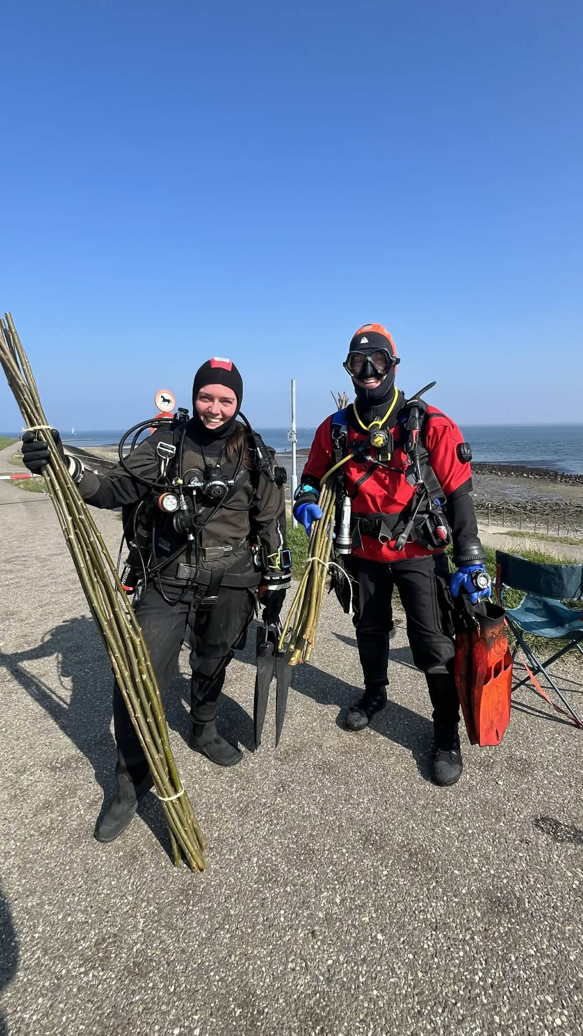 Twee duikers met wilgentakken aan de Oosterschelde